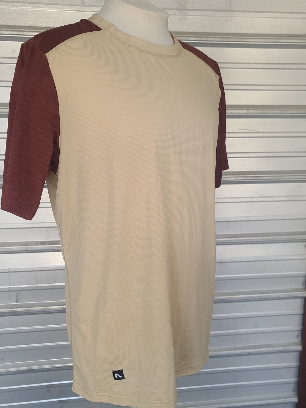 Flylow Mens Medium Short-Sleeve Two-Tone Crew Neck Shirt in Cream and Maroon